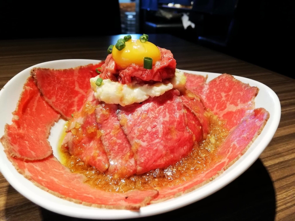 【焼肉ブルズ】新宿で雪解けローストビーフ丼！野口英世2枚を解放し、四段重ねの合法快感を楽しめ！｜ぶらりぼっち日和